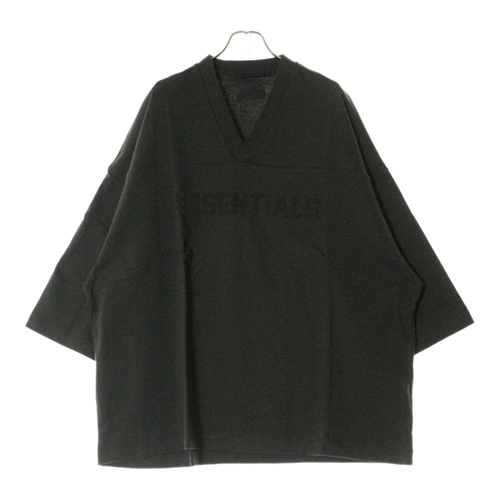 FEAR OF GOD ESSENTIALS(フィアオブゴッド エッセンシャルズ) FOOTBALL TEE フットボール フロントロゴ Vネック半袖Tシャツ カットソーカーキ