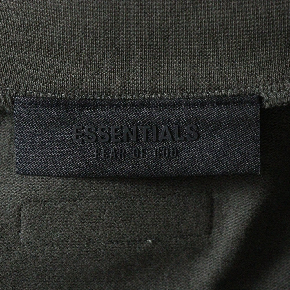 FEAR OF GOD ESSENTIALS(フィアオブゴッド エッセンシャルズ) FOOTBALL TEE フットボール フロントロゴ Vネック半袖Tシャツ カットソーカーキ