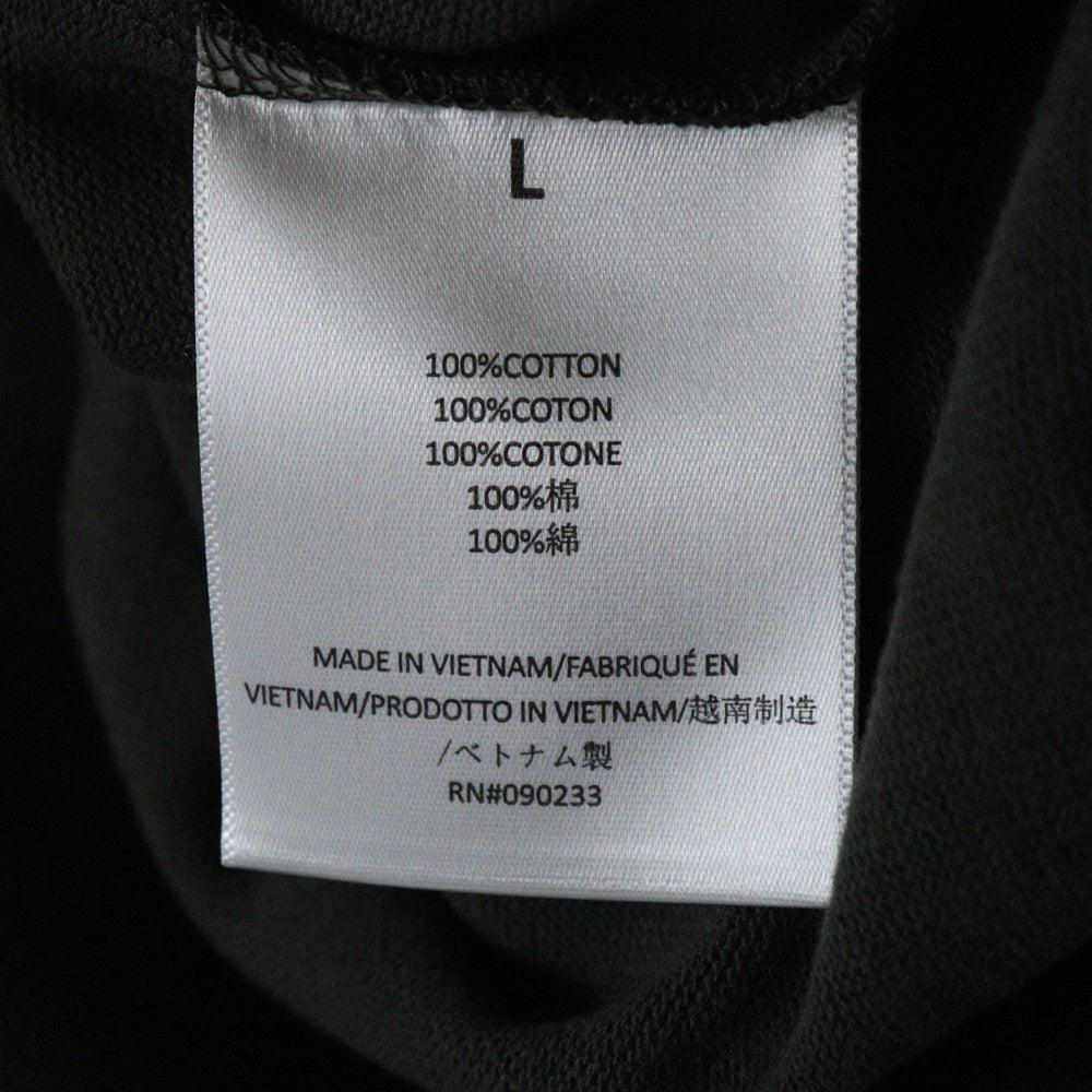 FEAR OF GOD ESSENTIALS(フィアオブゴッド エッセンシャルズ) FOOTBALL TEE フットボール フロントロゴ Vネック半袖Tシャツ カットソーカーキ