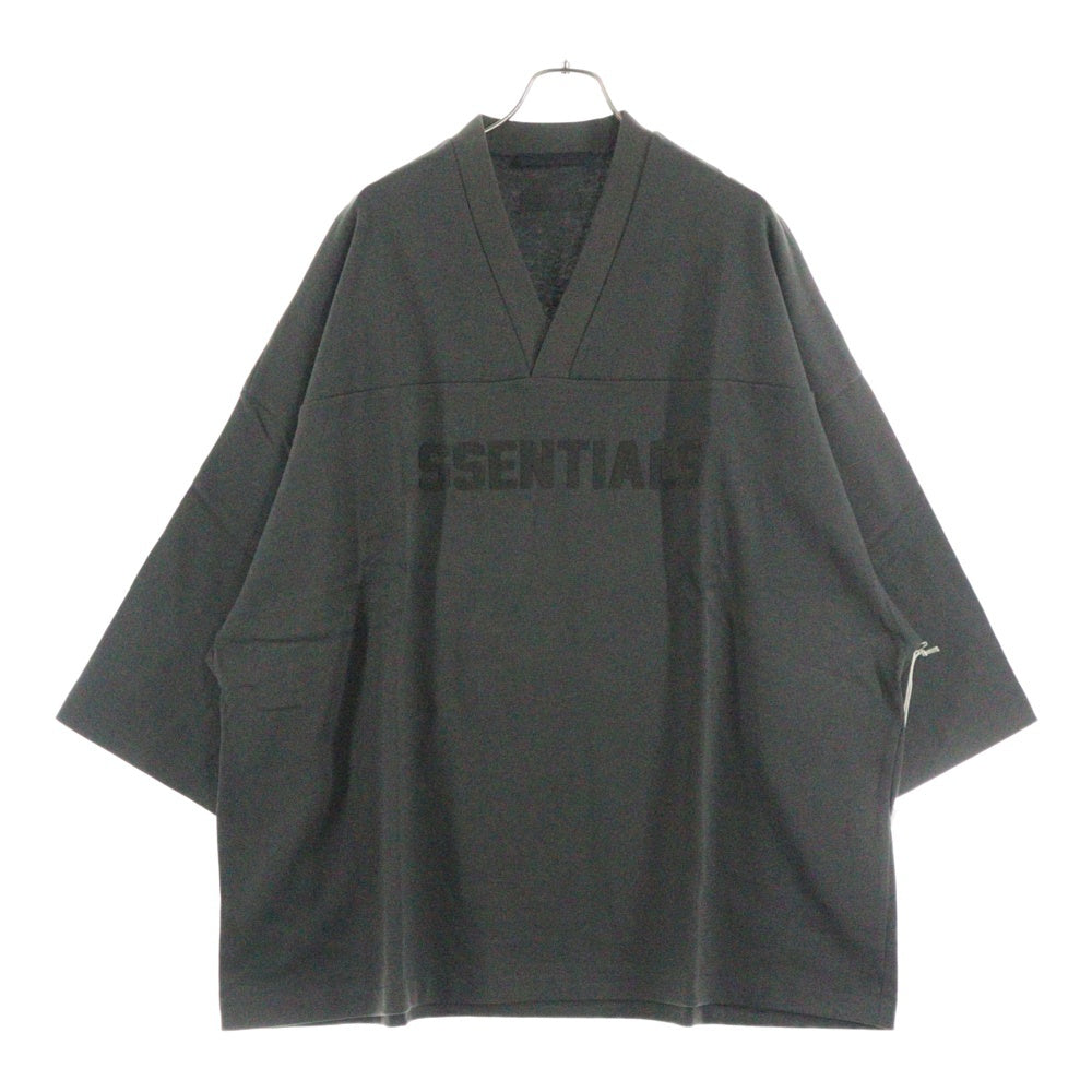 FEAR OF GOD ESSENTIALS(フィアオブゴッド エッセンシャルズ) FOOTBALL TEE フットボール フロントロゴ Vネック半袖Tシャツ カットソーカーキ