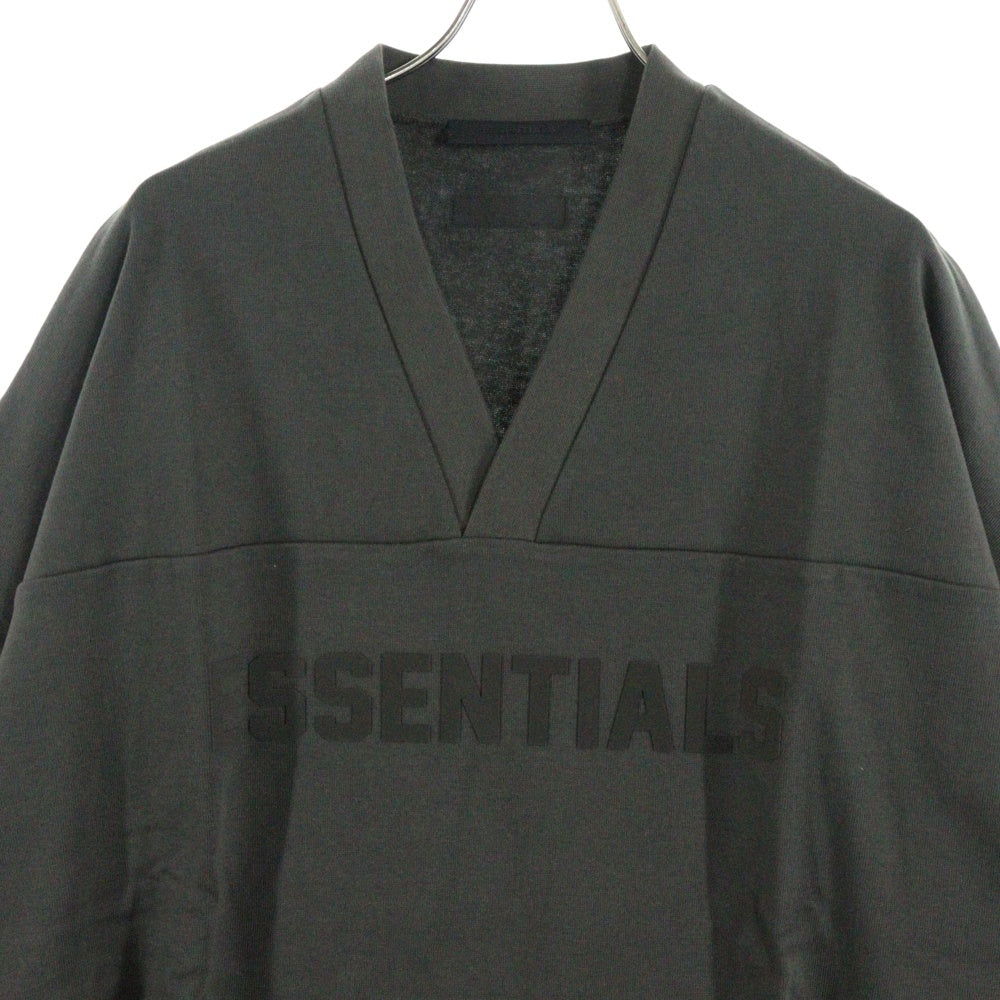 FEAR OF GOD ESSENTIALS(フィアオブゴッド エッセンシャルズ) FOOTBALL TEE フットボール フロントロゴ Vネック半袖Tシャツ カットソーカーキ