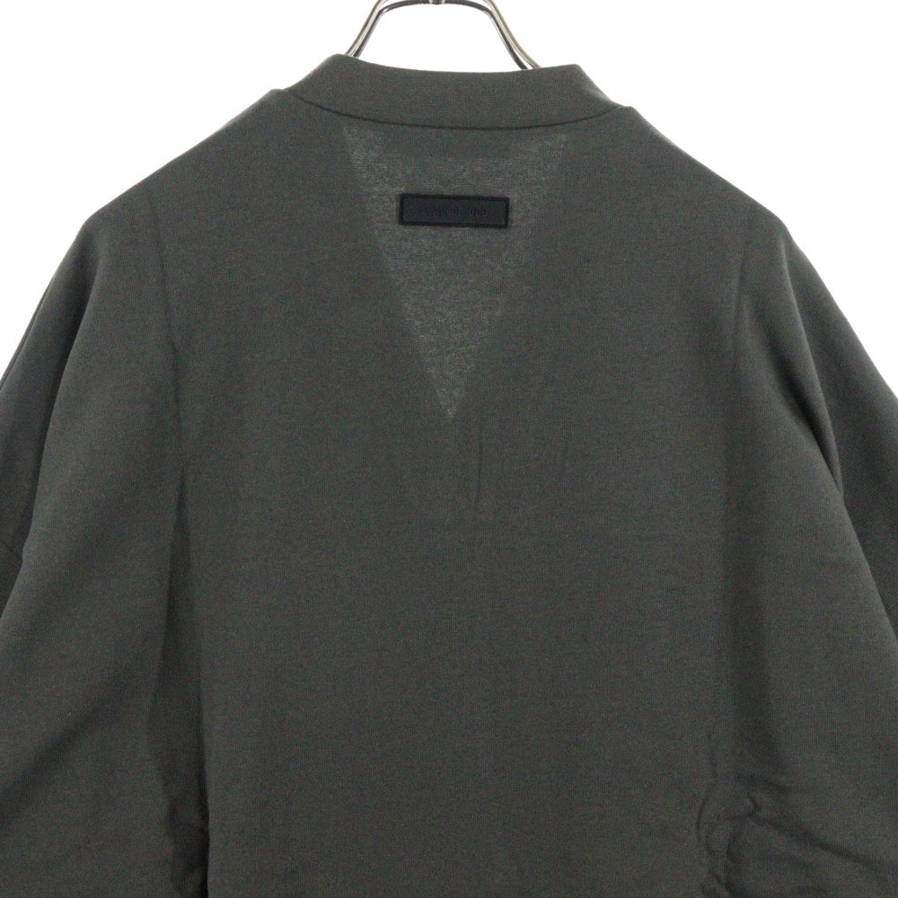 FEAR OF GOD ESSENTIALS(フィアオブゴッド エッセンシャルズ) FOOTBALL TEE フットボール フロントロゴ Vネック半袖Tシャツ カットソーカーキ
