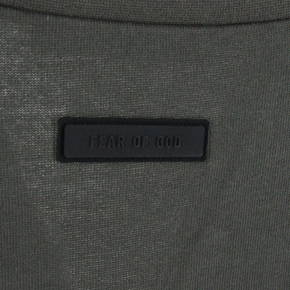 FEAR OF GOD ESSENTIALS(フィアオブゴッド エッセンシャルズ) FOOTBALL TEE フットボール フロントロゴ Vネック半袖Tシャツ カットソーカーキ