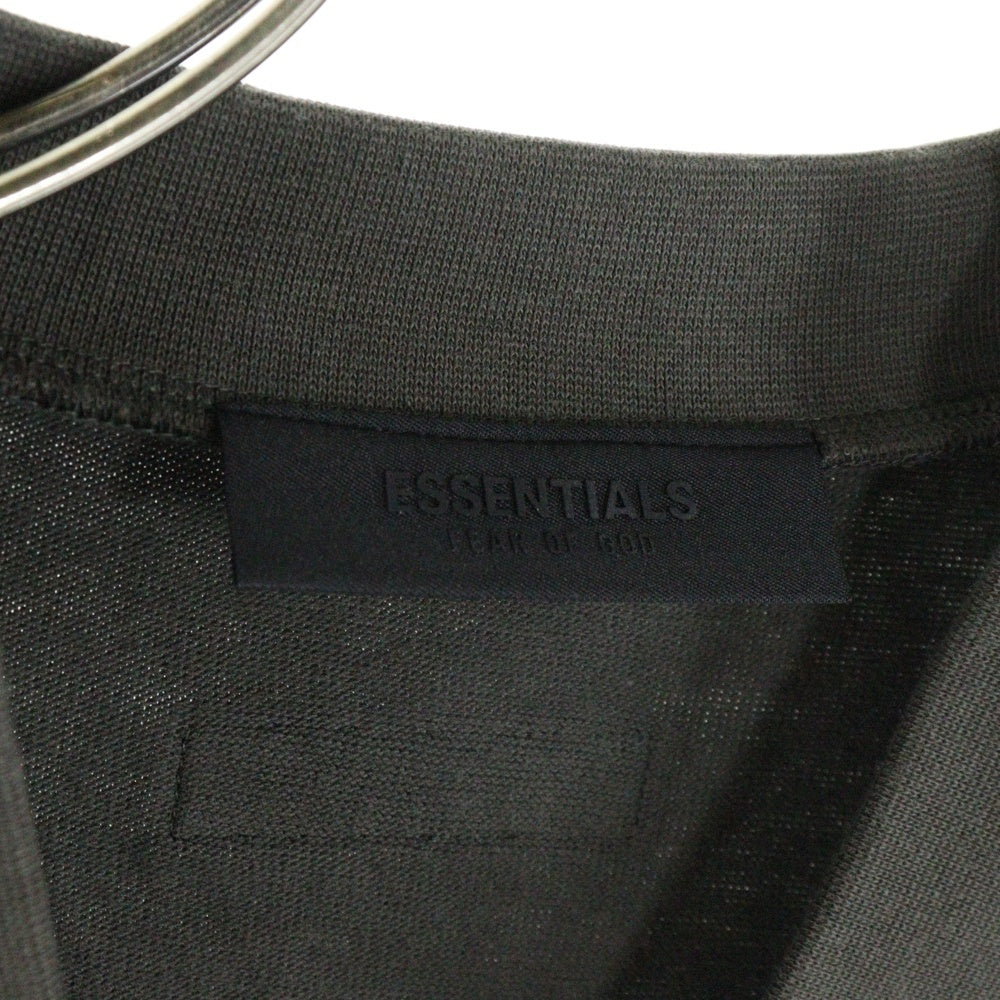 FEAR OF GOD ESSENTIALS(フィアオブゴッド エッセンシャルズ) FOOTBALL TEE フットボール フロントロゴ Vネック半袖Tシャツ カットソーカーキ