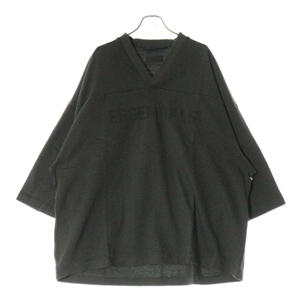 FEAR OF GOD ESSENTIALS(フィアオブゴッド エッセンシャルズ) FOOTBALL TEE フットボール フロントロゴ Vネック半袖Tシャツ カットソーカーキ