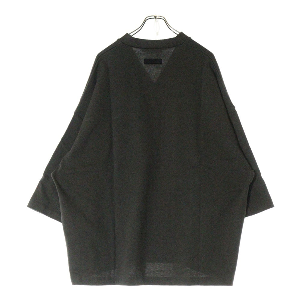 FEAR OF GOD ESSENTIALS(フィアオブゴッド エッセンシャルズ) FOOTBALL TEE フットボール フロントロゴ Vネック半袖Tシャツ カットソーカーキ