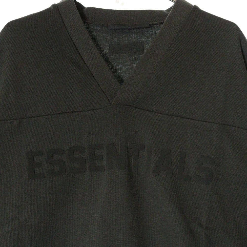 FEAR OF GOD ESSENTIALS(フィアオブゴッド エッセンシャルズ) FOOTBALL TEE フットボール フロントロゴ Vネック半袖Tシャツ カットソーカーキ