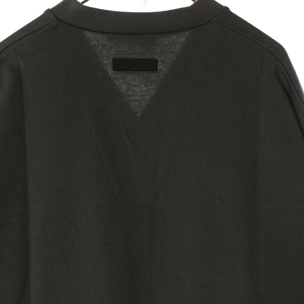 FEAR OF GOD ESSENTIALS(フィアオブゴッド エッセンシャルズ) FOOTBALL TEE フットボール フロントロゴ Vネック半袖Tシャツ カットソーカーキ