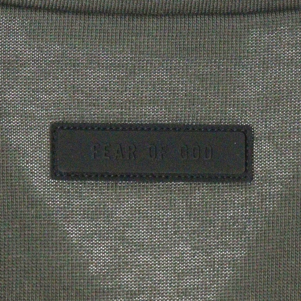 FEAR OF GOD ESSENTIALS(フィアオブゴッド エッセンシャルズ) FOOTBALL TEE フットボール フロントロゴ Vネック半袖Tシャツ カットソーカーキ