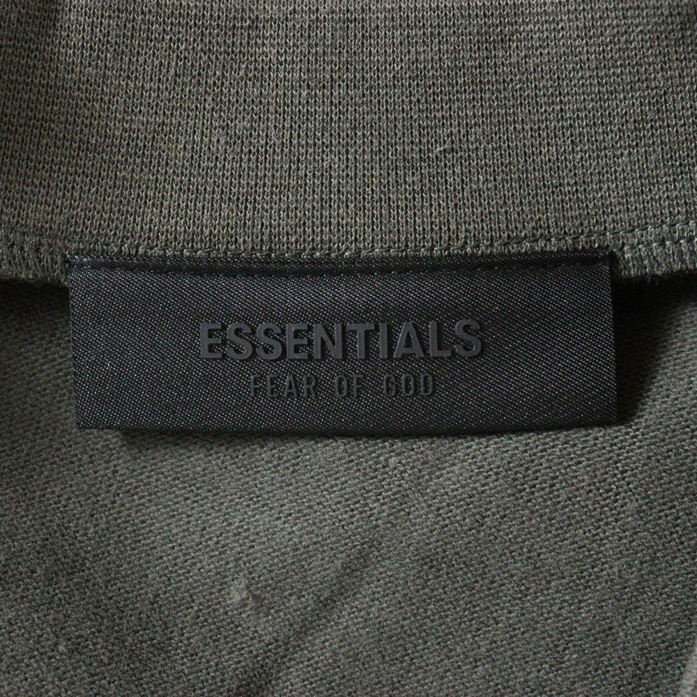 FEAR OF GOD ESSENTIALS(フィアオブゴッド エッセンシャルズ) FOOTBALL TEE フットボール フロントロゴ Vネック半袖Tシャツ カットソーカーキ