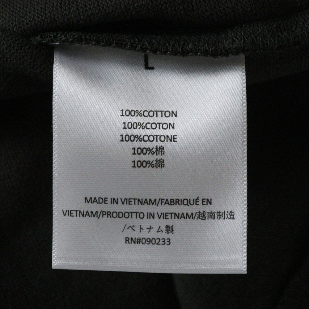 FEAR OF GOD ESSENTIALS(フィアオブゴッド エッセンシャルズ) FOOTBALL TEE フットボール フロントロゴ Vネック半袖Tシャツ カットソーカーキ