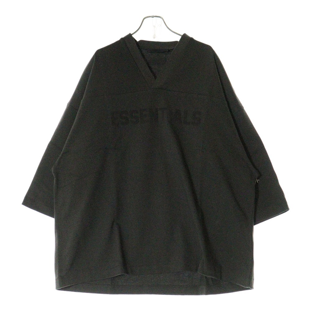 FEAR OF GOD ESSENTIALS(フィアオブゴッド エッセンシャルズ) FOOTBALL TEE フットボール フロントロゴ Vネック半袖Tシャツ カットソーカーキ