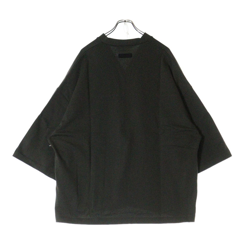 FEAR OF GOD ESSENTIALS(フィアオブゴッド エッセンシャルズ) FOOTBALL TEE フットボール フロントロゴ Vネック半袖Tシャツ カットソーカーキ
