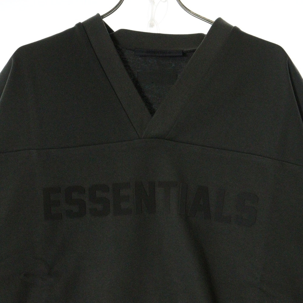 FEAR OF GOD ESSENTIALS(フィアオブゴッド エッセンシャルズ) FOOTBALL TEE フットボール フロントロゴ Vネック半袖Tシャツ カットソーカーキ