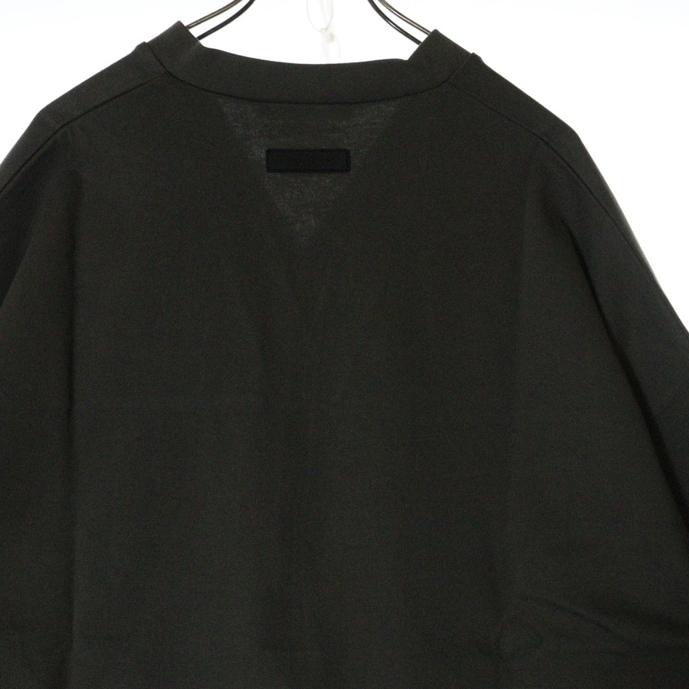 FEAR OF GOD ESSENTIALS(フィアオブゴッド エッセンシャルズ) FOOTBALL TEE フットボール フロントロゴ Vネック半袖Tシャツ カットソーカーキ