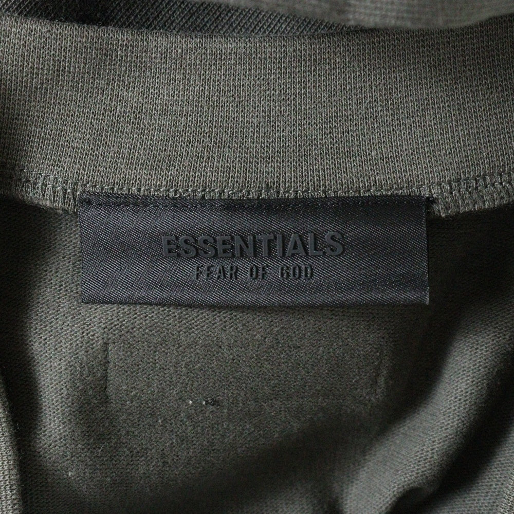 FEAR OF GOD ESSENTIALS(フィアオブゴッド エッセンシャルズ) FOOTBALL TEE フットボール フロントロゴ Vネック半袖Tシャツ カットソーカーキ