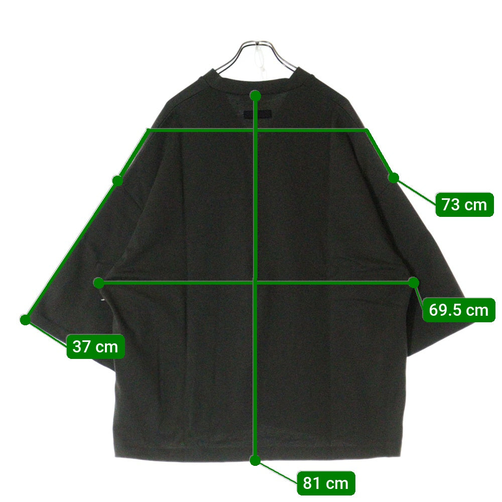 FEAR OF GOD ESSENTIALS(フィアオブゴッド エッセンシャルズ) FOOTBALL TEE フットボール フロントロゴ Vネック半袖Tシャツ カットソーカーキ