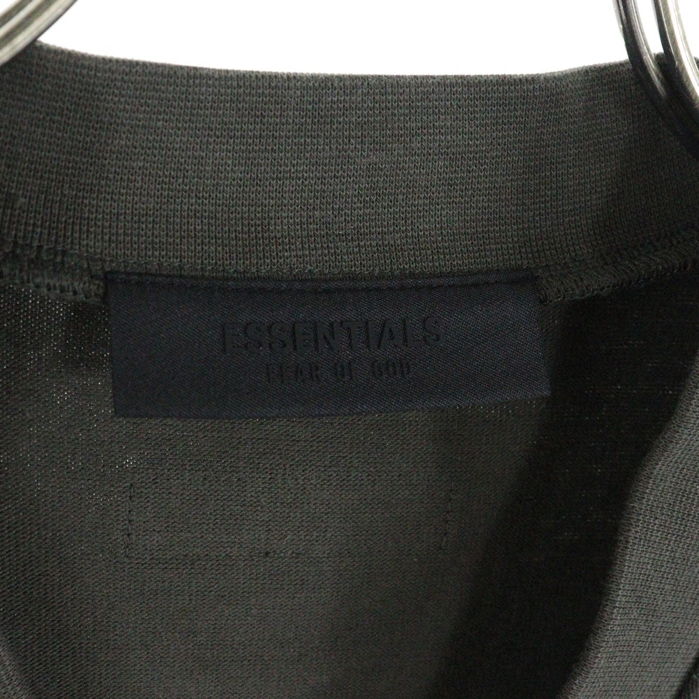 FEAR OF GOD ESSENTIALS(フィアオブゴッド エッセンシャルズ) FOOTBALL TEE フットボール フロントロゴ Vネック半袖Tシャツ カットソーカーキ