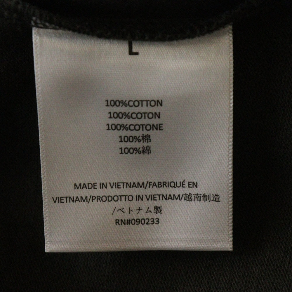 FEAR OF GOD ESSENTIALS(フィアオブゴッド エッセンシャルズ) FOOTBALL TEE フットボール フロントロゴ Vネック半袖Tシャツ カットソーカーキ