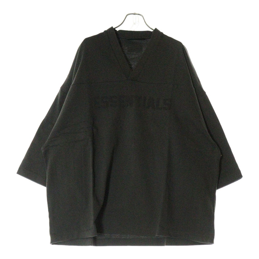 FEAR OF GOD ESSENTIALS(フィアオブゴッド エッセンシャルズ) FOOTBALL TEE フットボール フロントロゴ Vネック半袖Tシャツ カットソーカーキ