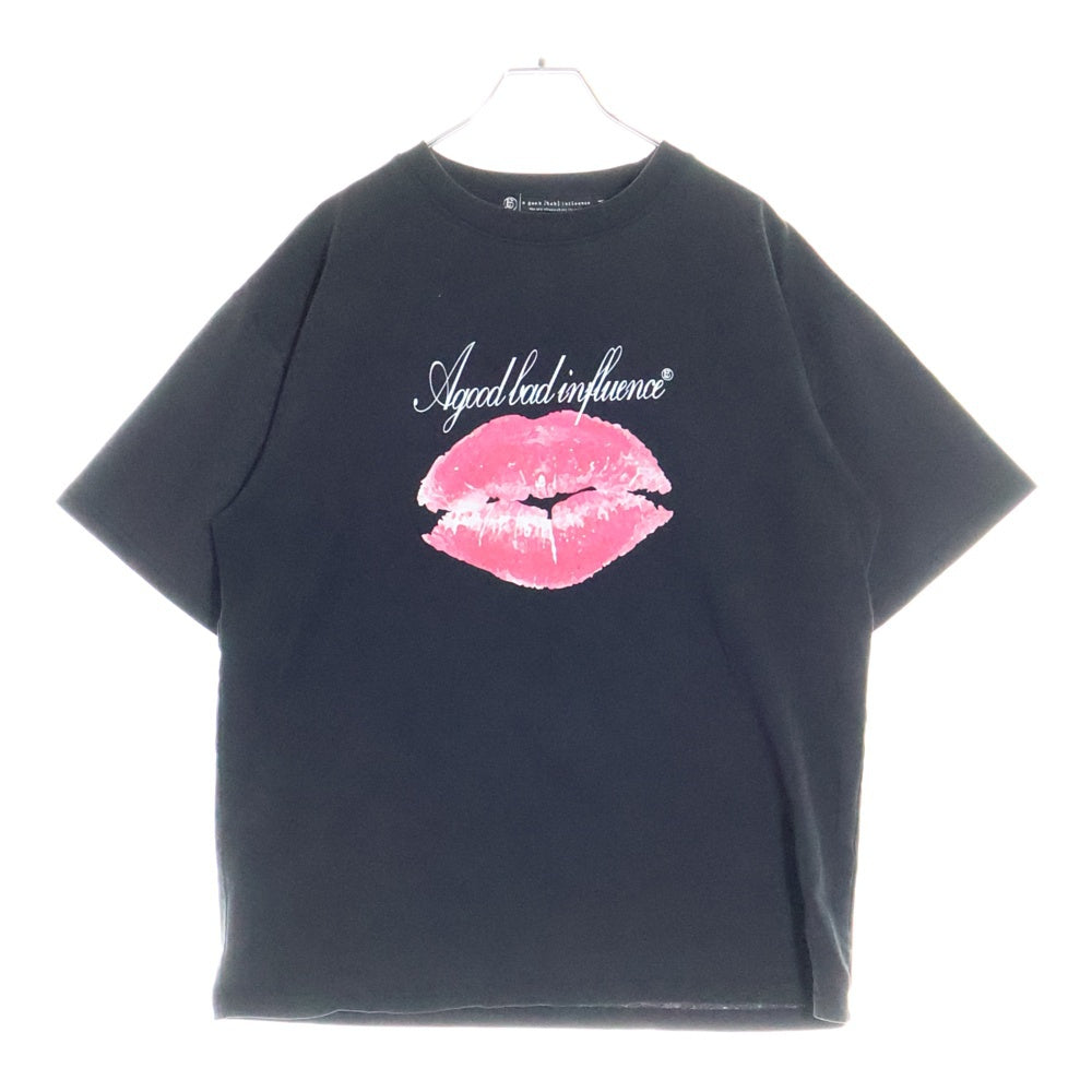 A GOOD BAD INFLUENCE(アグッドバッドインフレンス) KISS OF LIFE TEE キスオブライフ フロントプリントTシャツ 半袖クルーネックカットソー ブラック