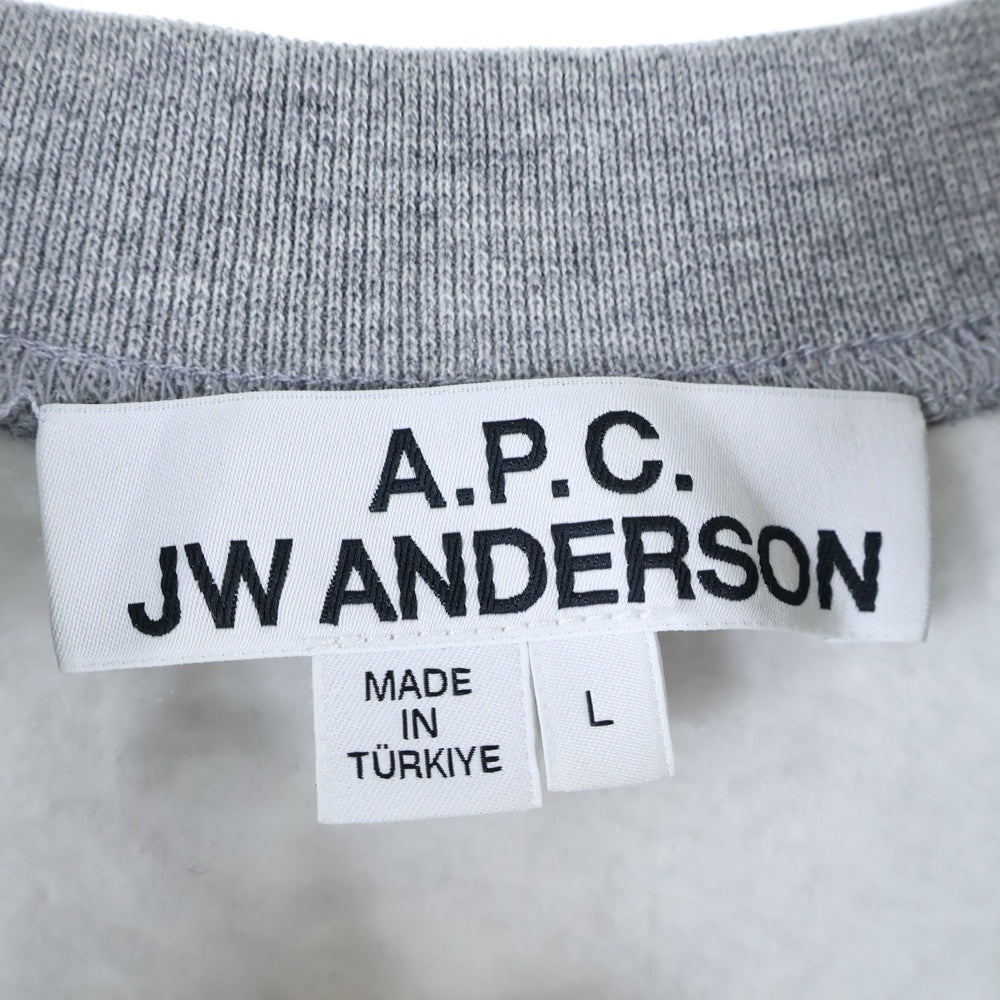 A.P.C(アーペーセー) ×J.W.ANDERSON ジェイダブリューアンダーソン ロゴ刺繍 クルーネック スウェット トレーナー グレー 4114323
