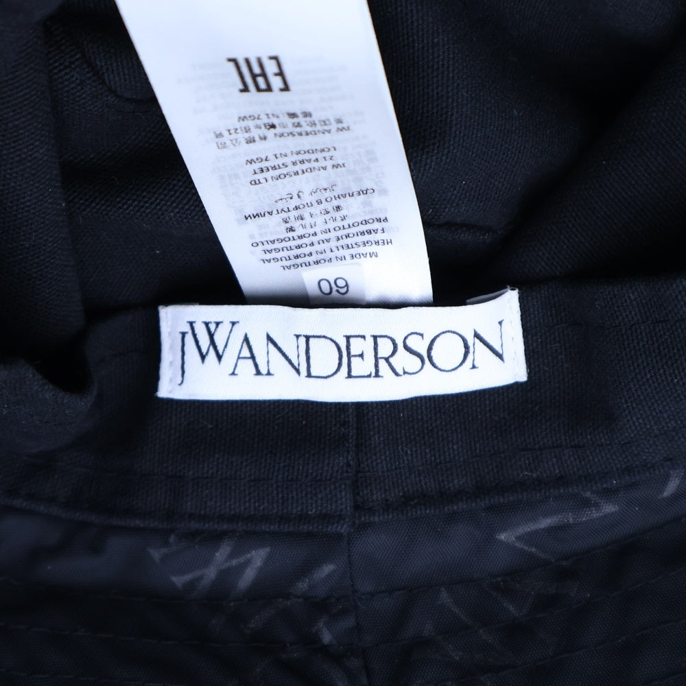 J.W.ANDERSON(ジェー ダブリュー アンダーソン) テープロゴ付き コットン バケットハット 帽子 ブラック AC0101FA0134999