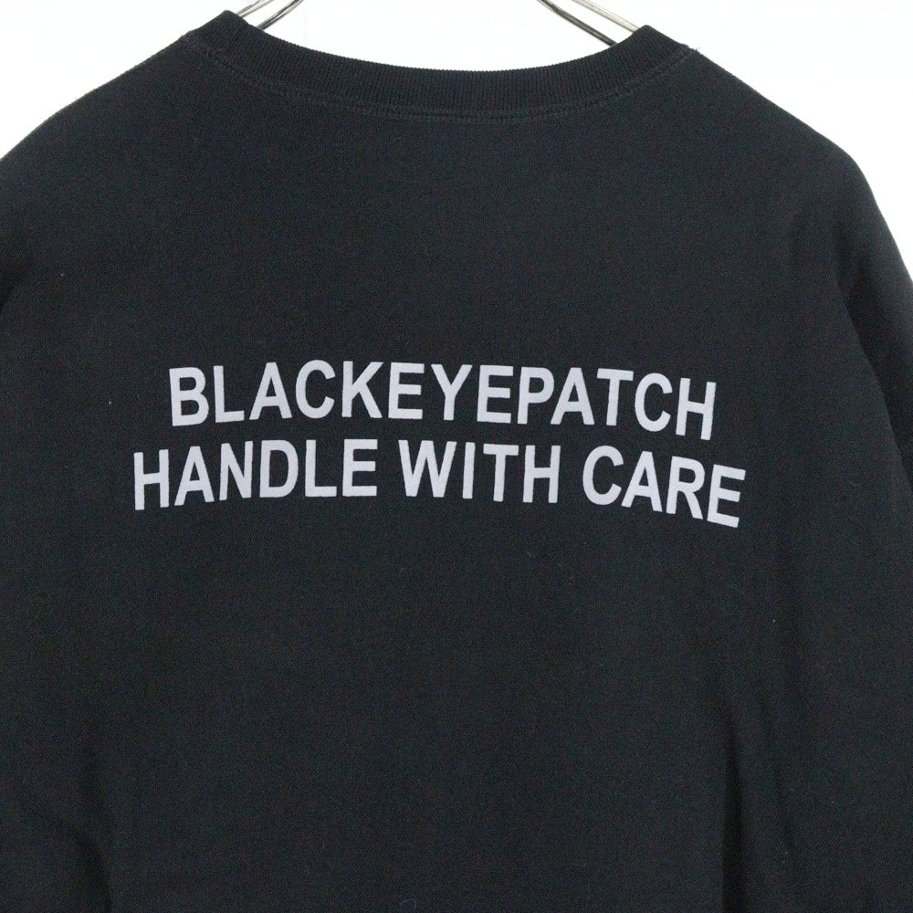 THE BLACK EYE PATCH(ブラックアイパッチ) 取扱注意 センターパッチ バックプリント クルーネック スウェット トレーナー ブラック