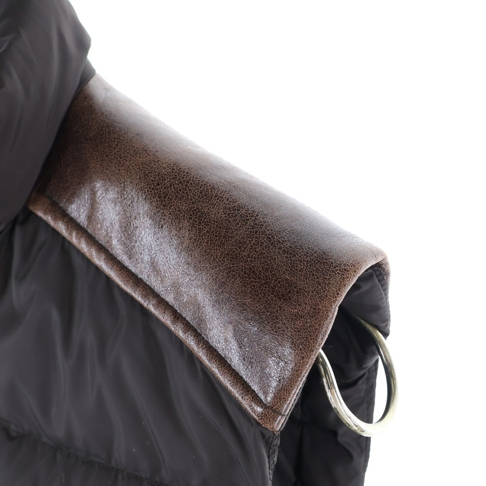 PRADA(プラダ) トライアングルロゴプレート レザースイッチング ダウンベスト ブラウン 29X536 S132 Q04