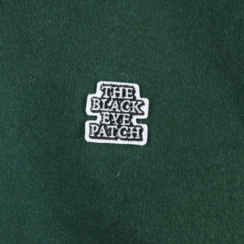 THE BLACK EYE PATCH(ブラックアイパッチ) 胸ワッペンロゴ刺繍 クルーネックスウェットトレーナー グリーン