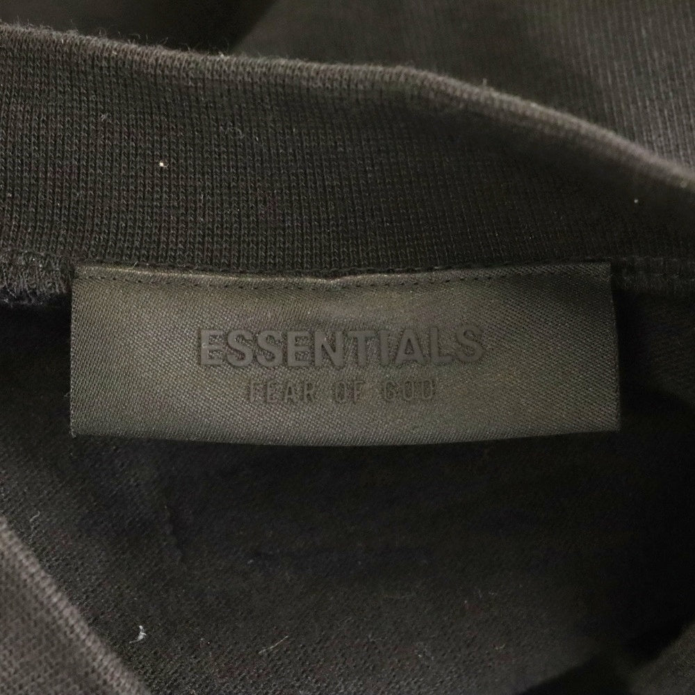 ESSENTIALS FEAR OF GOD(エッセンシャル フィアオブゴッド) FOOTBALL TEE フロントロゴデザイン Vネック 半袖Tシャツ ブラック