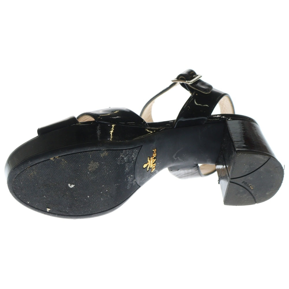 PRADA(プラダ) ロゴデザインプレート エナメル ストラップ ヒール