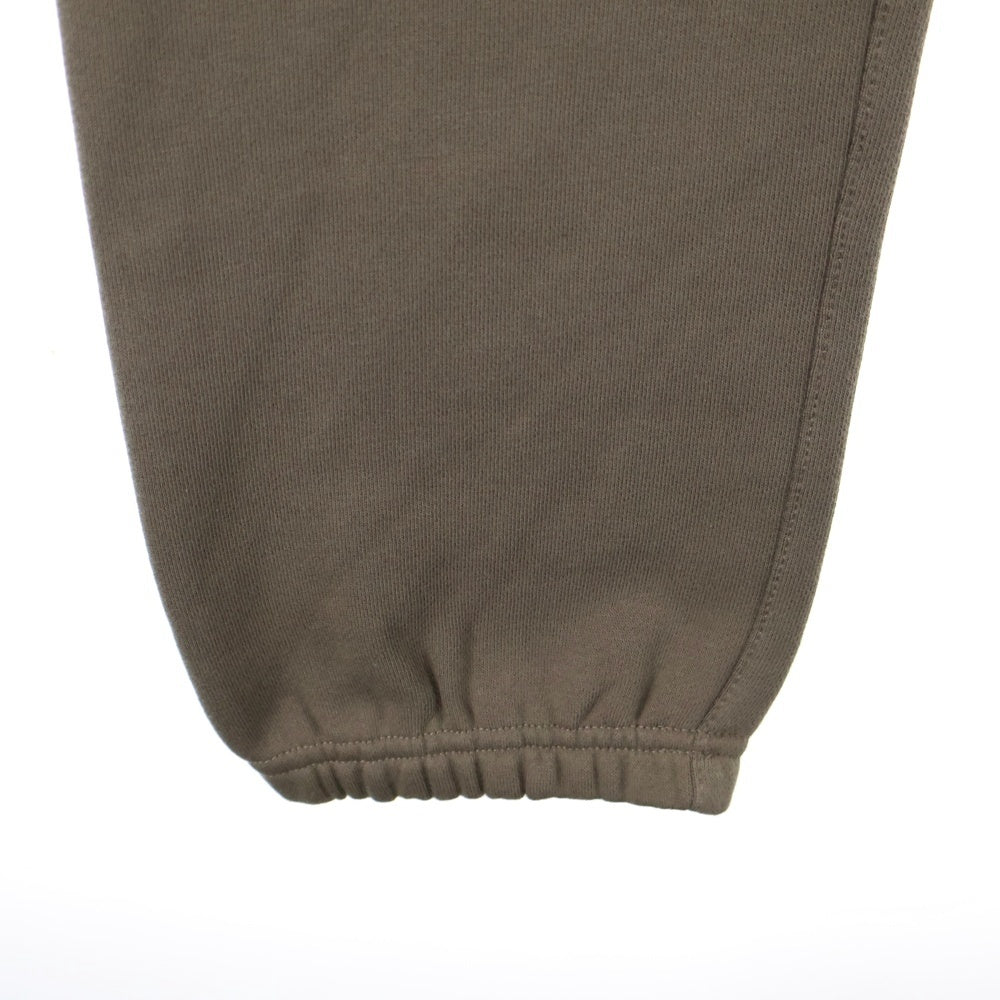 ESSENTIALS FEAR OF GOD(エッセンシャル フィアオブゴッド) Sweatpant Harvest ハーベスト ロゴプリント ロングスウェットパンツ ブラウン 130SU212001F