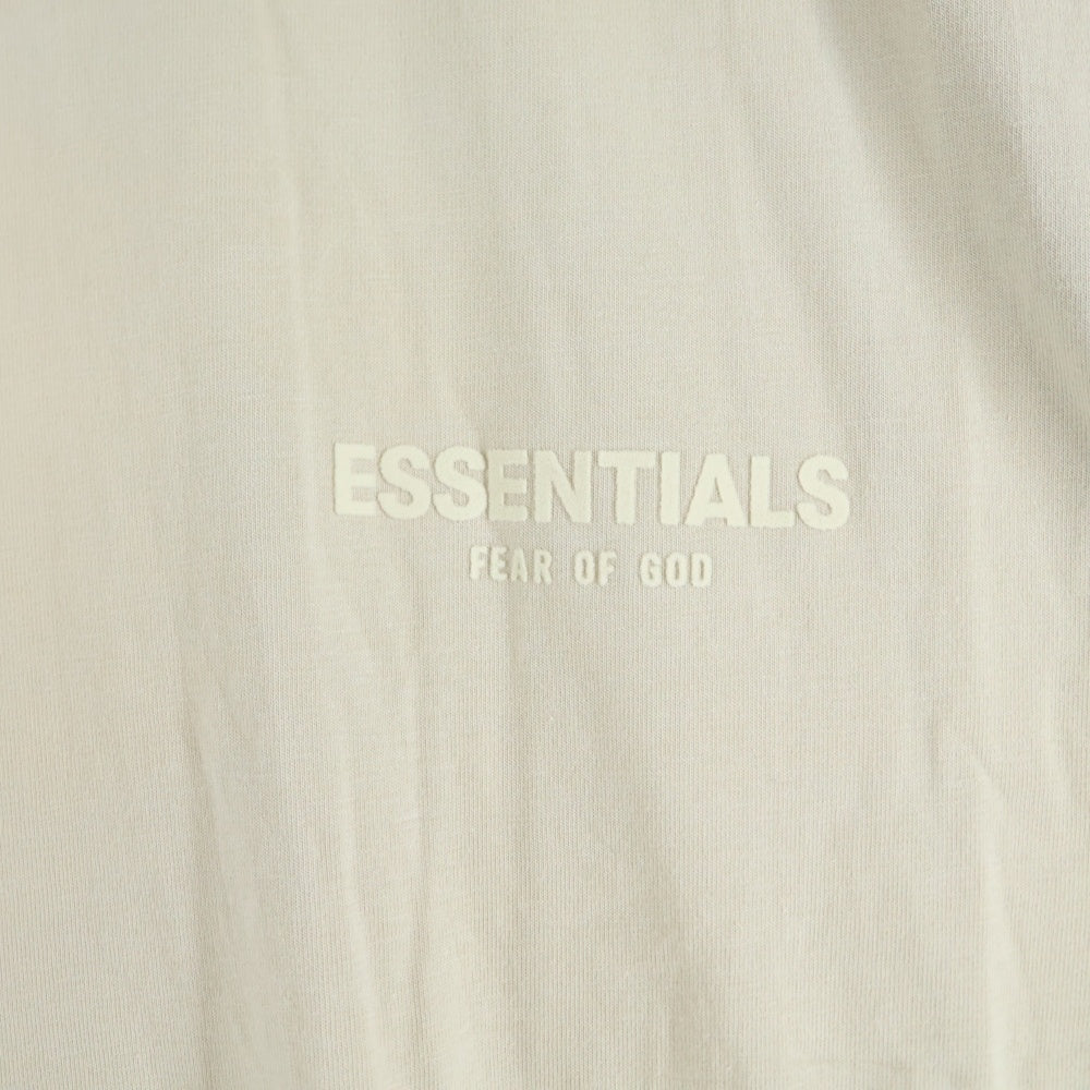 ESSENTIALS FEAR OF GOD(エッセンシャル フィアオブゴッド) Essentials Tee Wheat エッセンシャル ウィート ロゴプリント 半袖Tシャツ カットソー ベージュ 125BT212007F