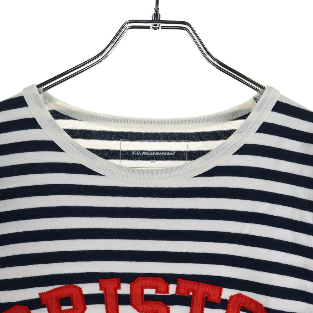 F.C.R.B./F.C.Real Bristol/FCRB(エフシーアールビー/エフシーレアルブリストル) ワッペンロゴデザイン ボーダー クルーネックカットソー 半袖Tシャツ ネイビー/ホワイト FCRB-145007