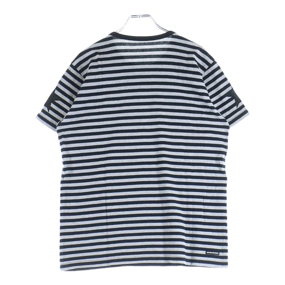 F.C.R.B./F.C.Real Bristol/FCRB(エフシーアールビー/エフシーレアルブリストル) ワッペンロゴデザイン ボーダー クルーネックカットソー 半袖Tシャツ グレー/ブラック FCRB-145007