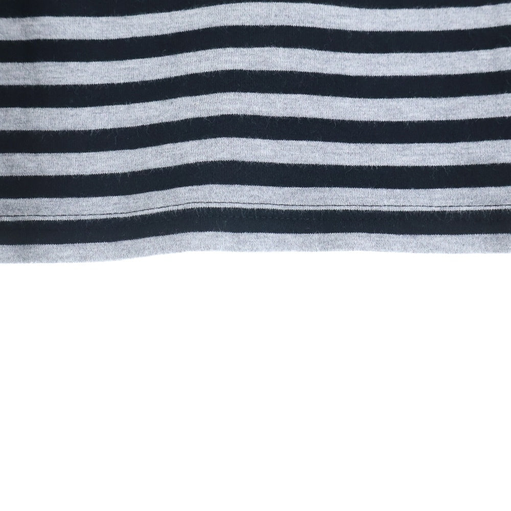 F.C.R.B./F.C.Real Bristol/FCRB(エフシーアールビー/エフシーレアルブリストル) ワッペンロゴデザイン ボーダー クルーネックカットソー 半袖Tシャツ グレー/ブラック FCRB-145007