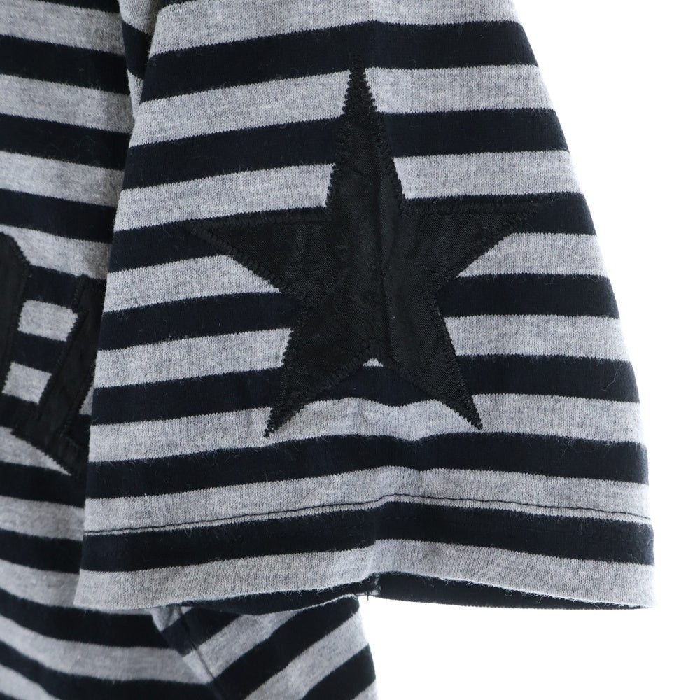 F.C.R.B./F.C.Real Bristol/FCRB(エフシーアールビー/エフシーレアルブリストル) ワッペンロゴデザイン ボーダー クルーネックカットソー 半袖Tシャツ グレー/ブラック FCRB-145007