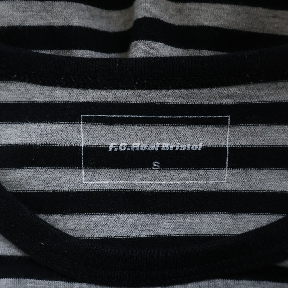 F.C.R.B./F.C.Real Bristol/FCRB(エフシーアールビー/エフシーレアルブリストル) ワッペンロゴデザイン ボーダー クルーネックカットソー 半袖Tシャツ グレー/ブラック FCRB-145007