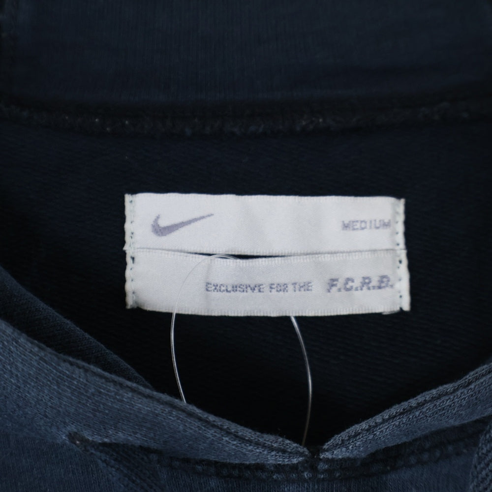 F.C.R.B./F.C.Real Bristol/FCRB(エフシーアールビー/エフシーレアルブリストル) ×NIKE ロゴデザイン プルオーバースウェットパーカー フーディ ネイビー/ゴールド 396346-011