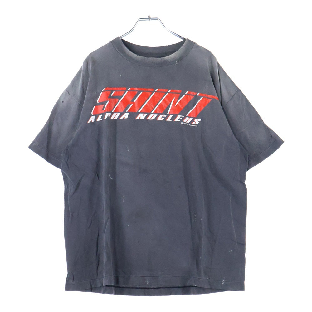 SAINT MICHAEL(セントマイケル) 25SS SS TEE SAINT ALPHA セントアルファ ヴィンテージ加工 フロントプリントTシャツ 半袖クルーネックカットソー グレー SM-HR1-0000-012