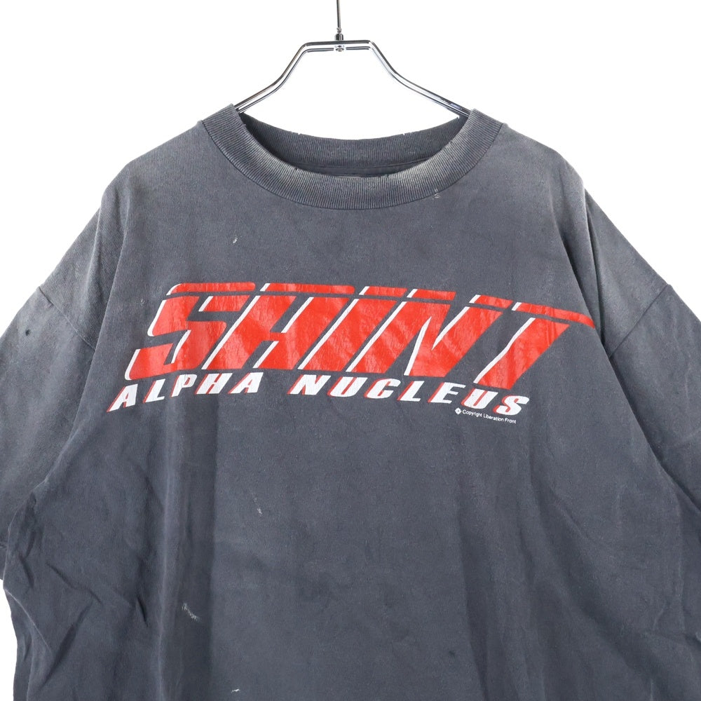 SAINT MICHAEL(セントマイケル) 25SS SS TEE SAINT ALPHA セントアルファ ヴィンテージ加工 フロントプリントTシャツ 半袖クルーネックカットソー グレー SM-HR1-0000-012