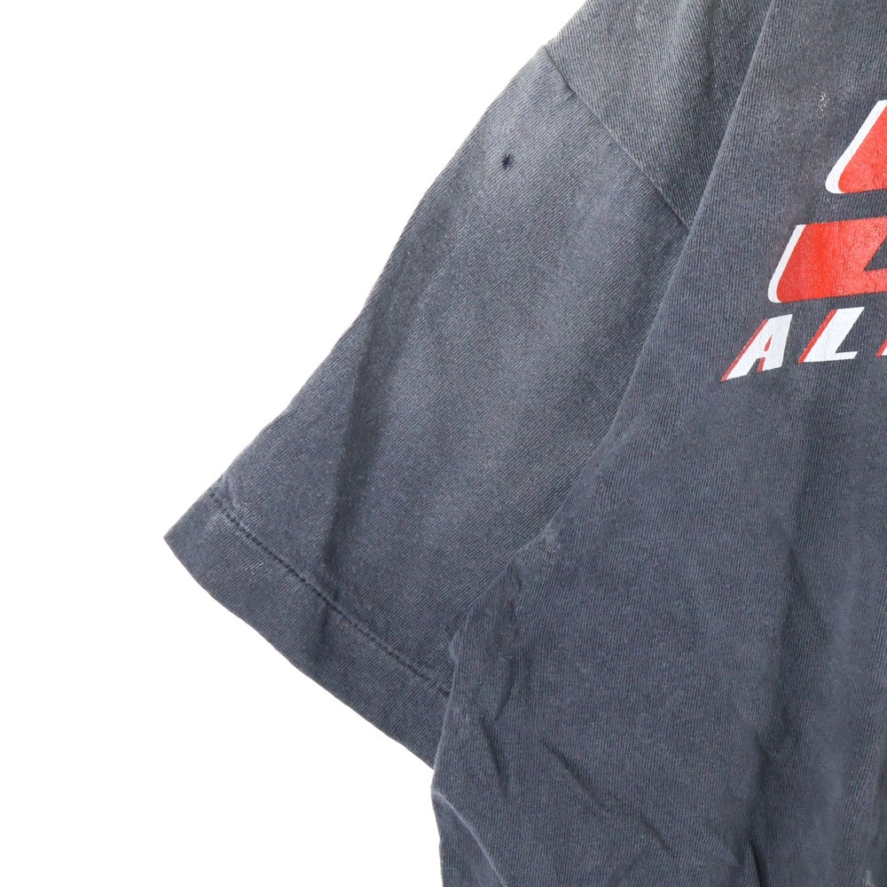 SAINT MICHAEL(セントマイケル) 25SS SS TEE SAINT ALPHA セントアルファ ヴィンテージ加工 フロントプリントTシャツ 半袖クルーネックカットソー グレー SM-HR1-0000-012