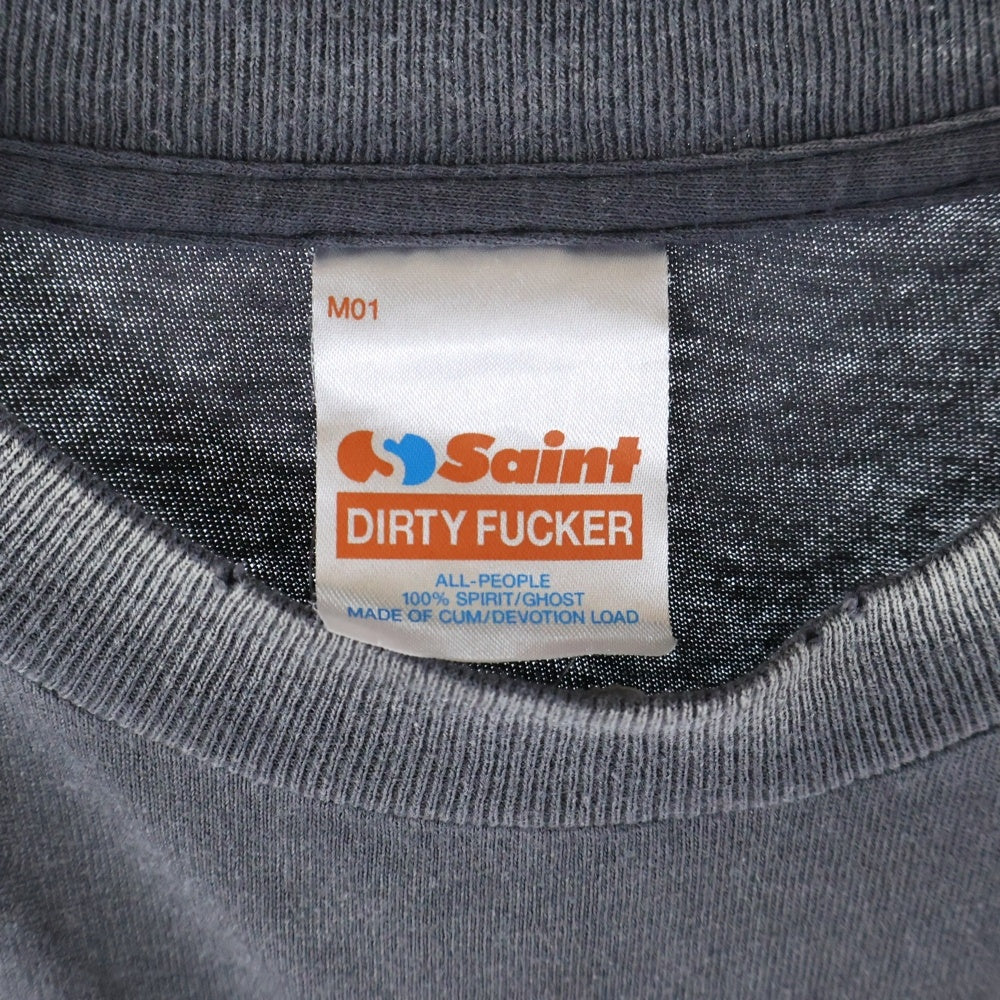 SAINT MICHAEL(セントマイケル) 25SS SS TEE SAINT ALPHA セントアルファ ヴィンテージ加工 フロントプリントTシャツ 半袖クルーネックカットソー グレー SM-HR1-0000-012
