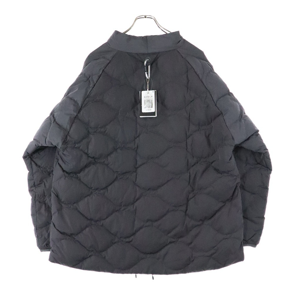 White Mountaineering(ホワイトマウンテニアリング) ×TAION QUILTED HANTEN タイオン キルテッド ハンテン ノーカラー ナイロンダウンジャケット チャコールグレー WM2273217