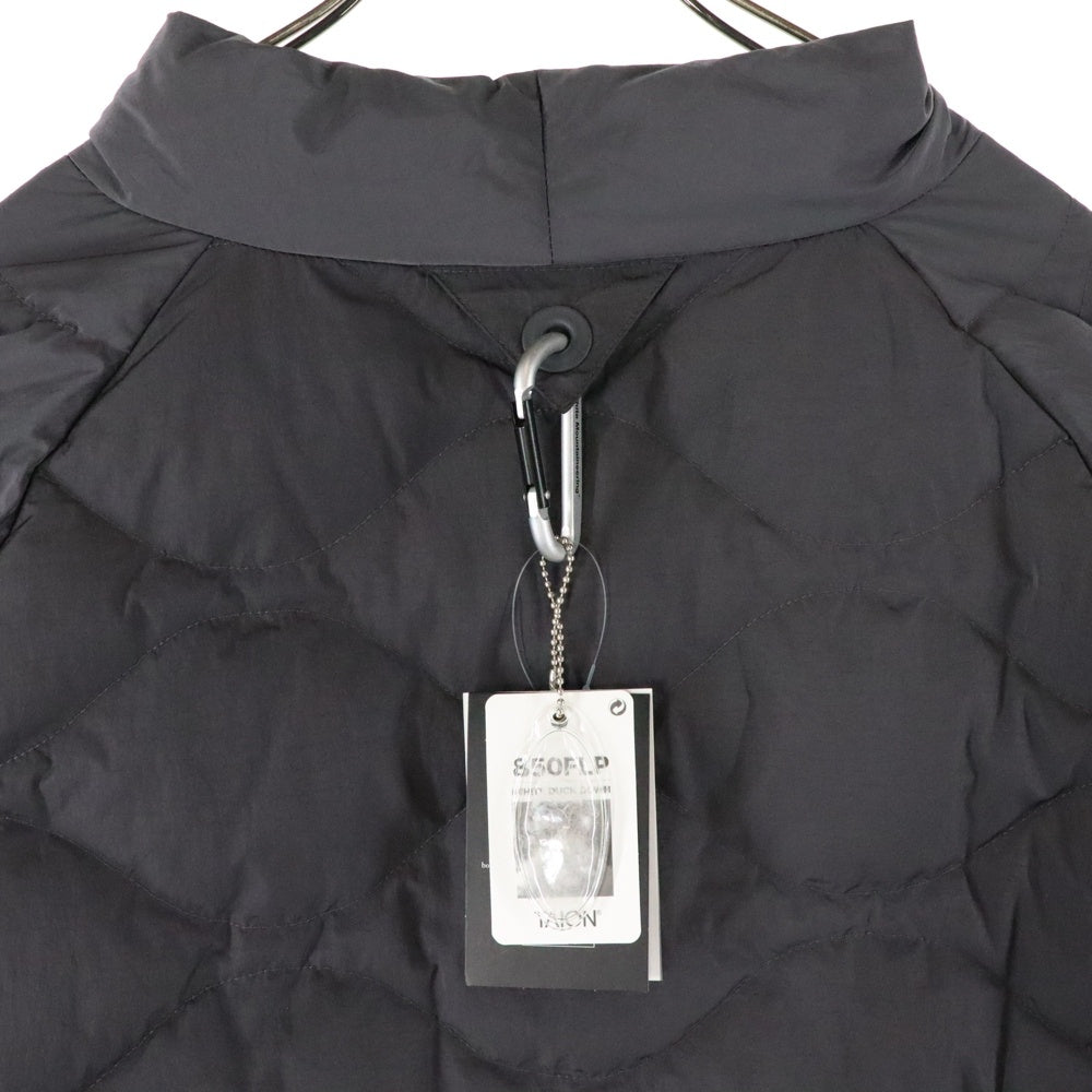 White Mountaineering(ホワイトマウンテニアリング) ×TAION QUILTED HANTEN タイオン キルテッド ハンテン ノーカラー ナイロンダウンジャケット チャコールグレー WM2273217