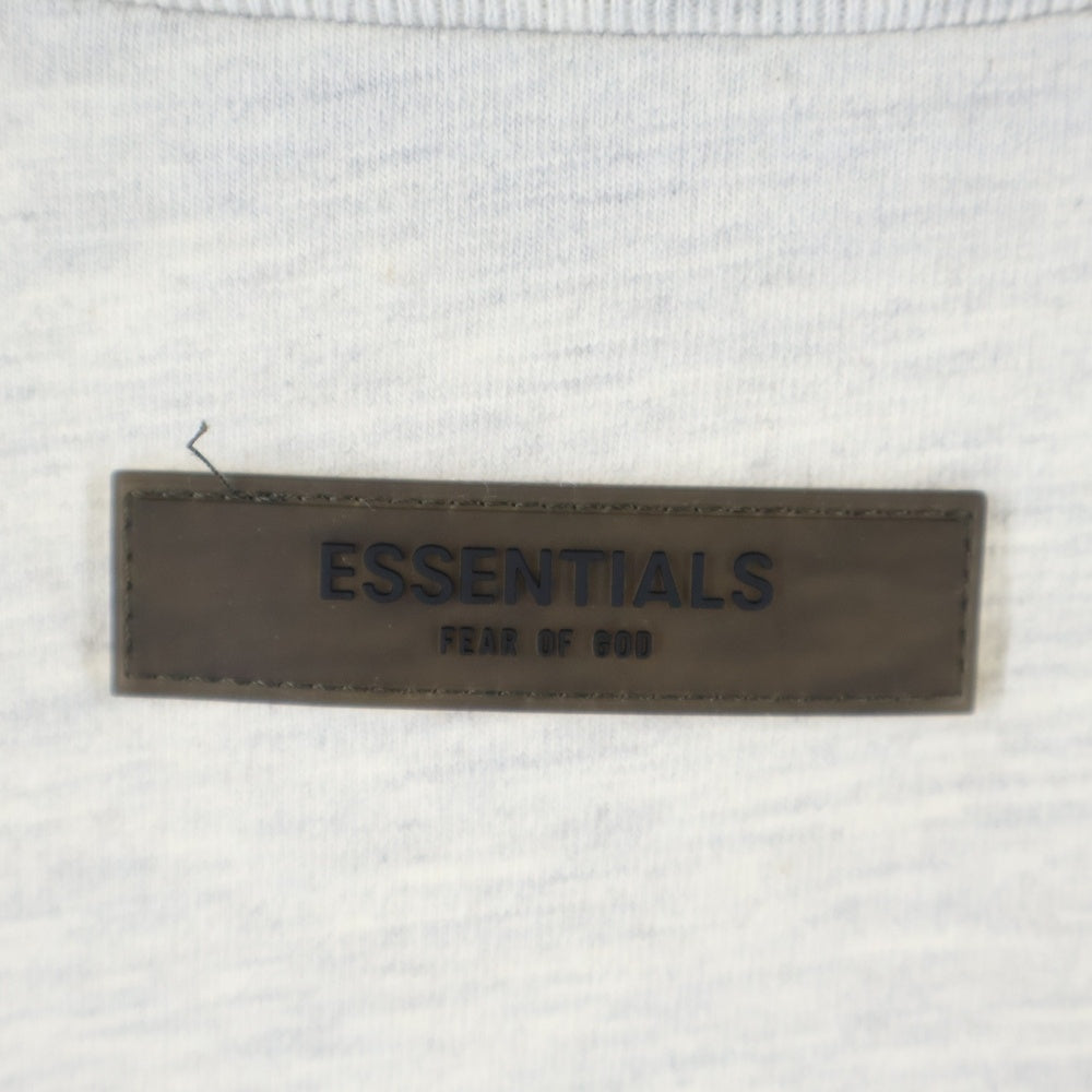 FEAR OF GOD ESSENTIALS(フィアオブゴッド エッセンシャルズ) L/S T-SHIRT フロントラバーロゴ コットン 長袖Tシャツ カットソー ライトグレー