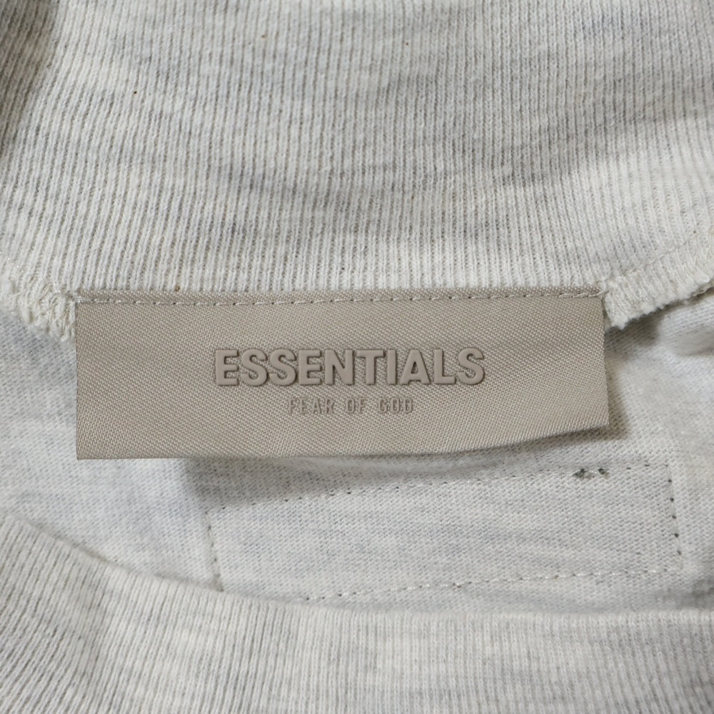 FEAR OF GOD ESSENTIALS(フィアオブゴッド エッセンシャルズ) L/S T-SHIRT フロントラバーロゴ コットン 長袖Tシャツ カットソー ライトグレー