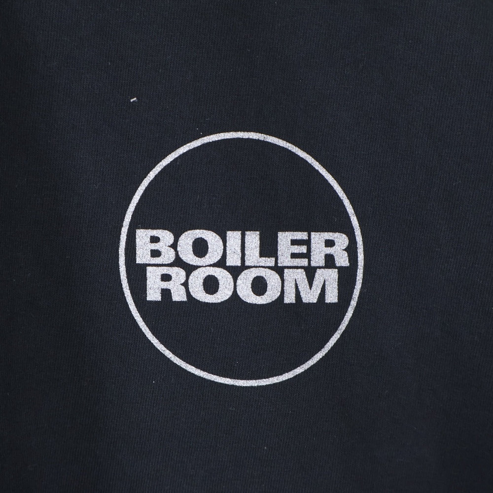 BOILER ROOM(ボイラールーム) BOILER ROOM ボイラールーム バックロゴ 半袖Tシャツ ブラック