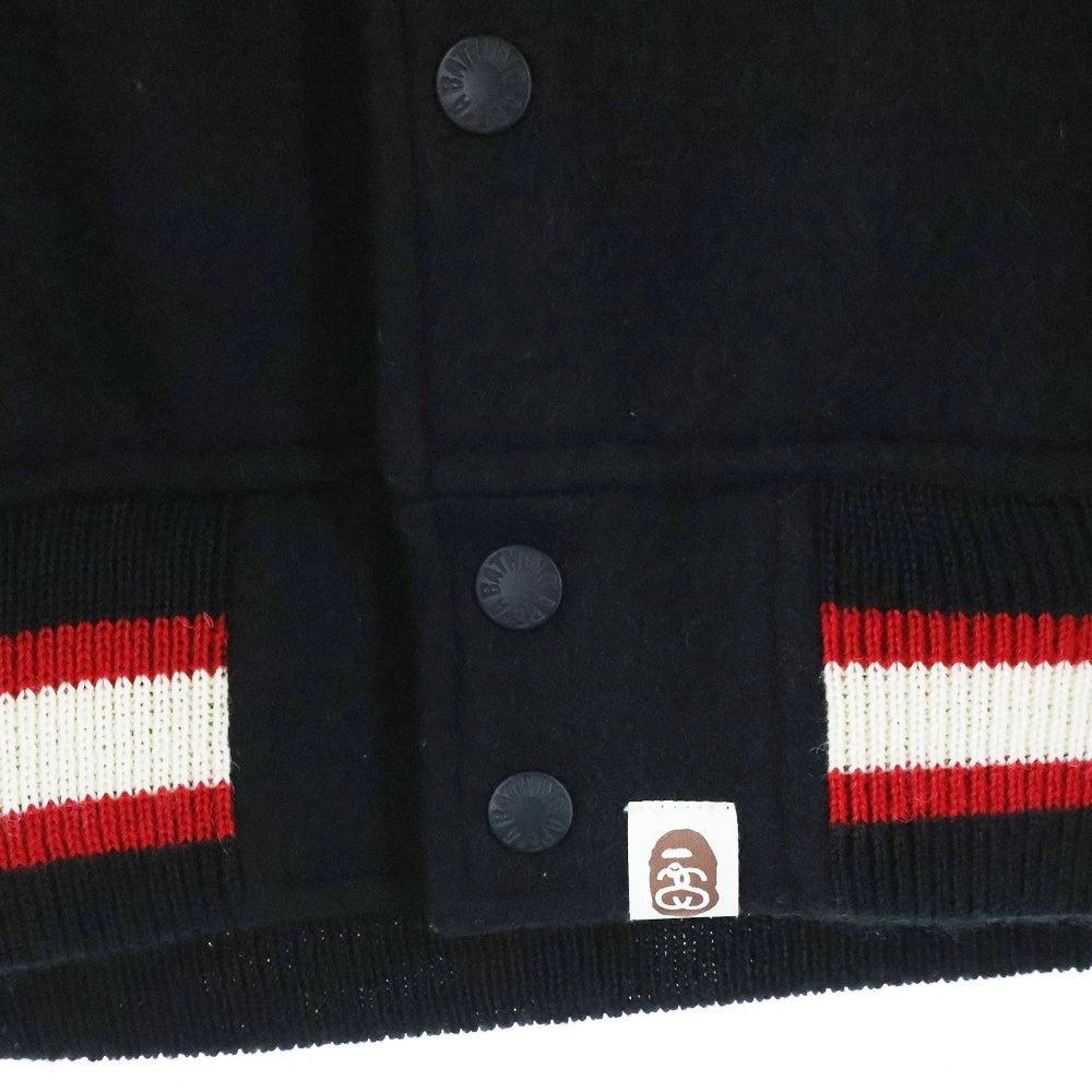 A BATHING APE(アベイシングエイプ) ×STUSSY VARSITY JACKETステューシー 胸ロゴデザインワッペン ダブルポケット バーシティージャケット スタジアムジャンパー ブラック/ホワイト 001HJ0731927X